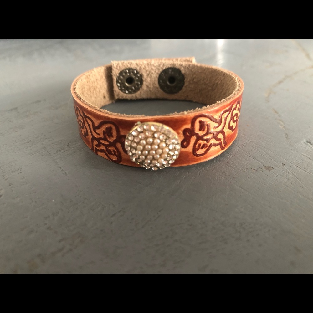UNIQUE Leather cuff w/ pearl & rhinestone accent ✨